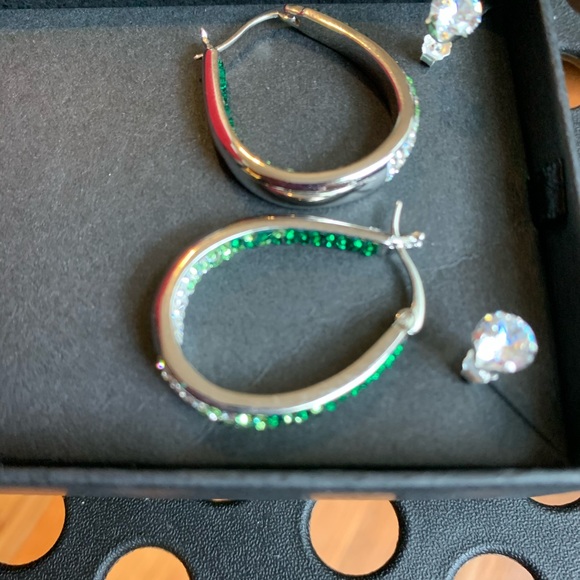 Green Swarovski Crystal earrings - Picture 4 of 6